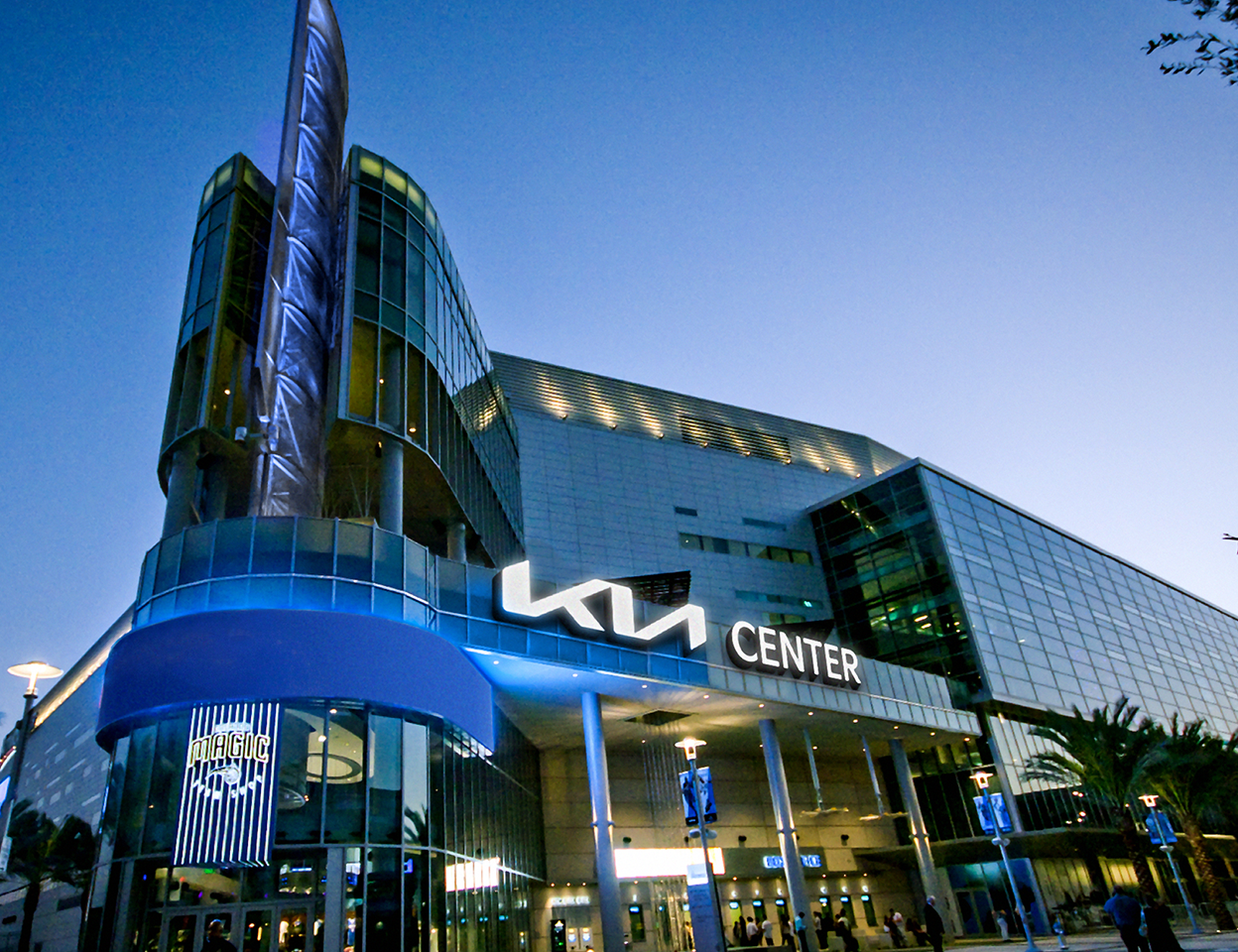Centro Kia - Toma nocturna KIA Center at Night